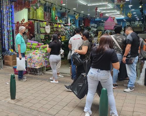 FotografoFoto Alcaldía de Medellín:Medellín estima ventas por encima de los $660.000 millones en el primer día sin IVA del 2022.